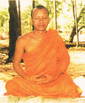 ปฏิบัติธรรมในป่าช้า